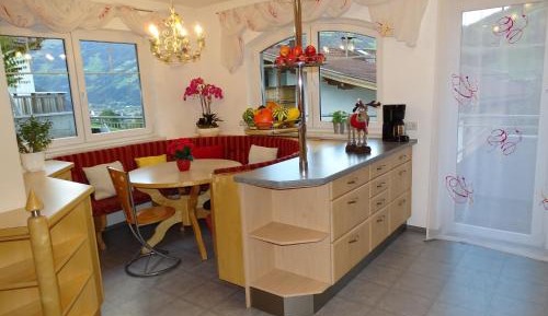 Deluxe Three-Bedroom Apartment