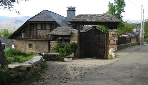 Apartment with Mountain View
