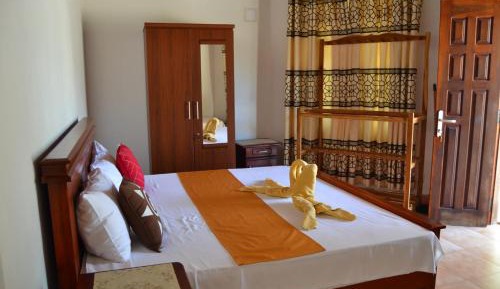 Deluxe Double Room with Side Sea View