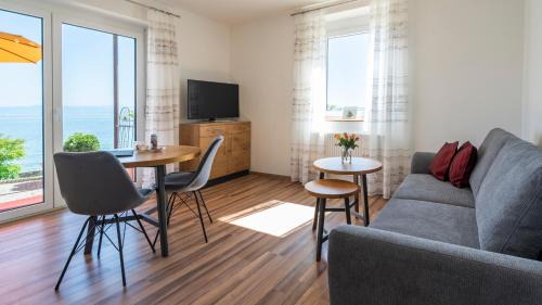 Apartment with Lake View