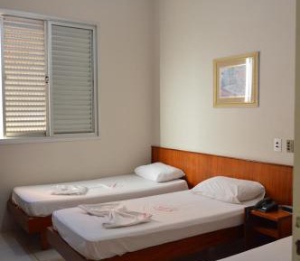 Quarto Triplo com cama de casal e 1 de solteiro ou 3 de solteiro