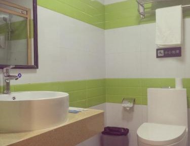 Comfortable Queen Room