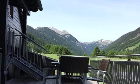 Apartment with Mountain View