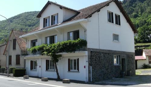 Apartment with Mountain View