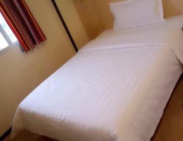 Comfortable Queen Room