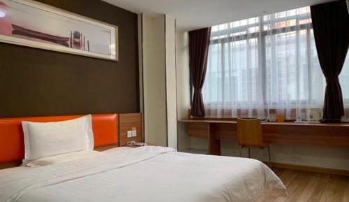 Comfortable Queen Room