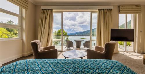 Superior suite with lake view and bathtub