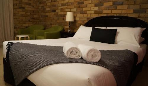 Deluxe Queen Suite with Spa Bath and Lake View