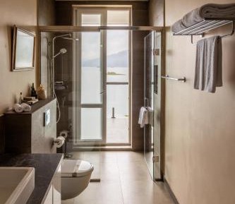 Deluxe suite with lake view and balcony