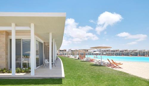 Beach Room with Lagoon/Sea View - Queen Bed