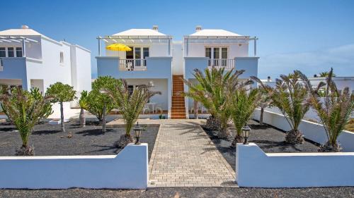 Apartment with Mountain View