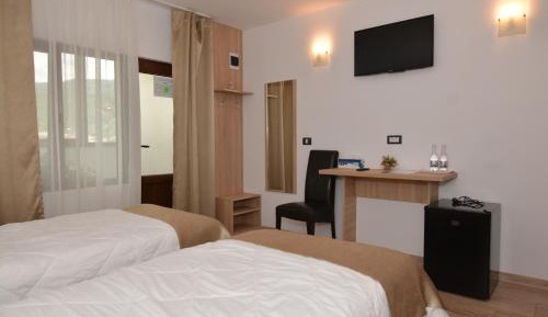 Standard Twin Room with Mountain View