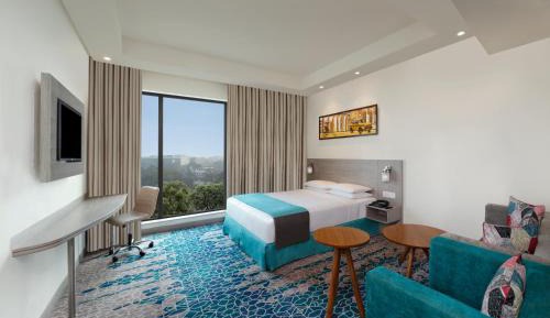 Standard Queen Room with Bath and Shower Combination