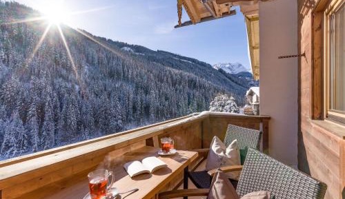 Deluxe Three-Bedroom Apartment