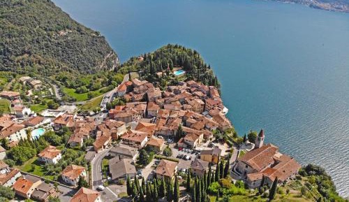 Apartment with Garden View