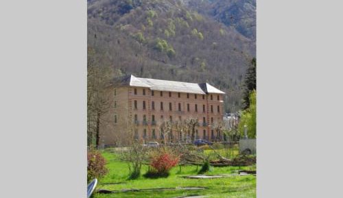 Apartment with Mountain View