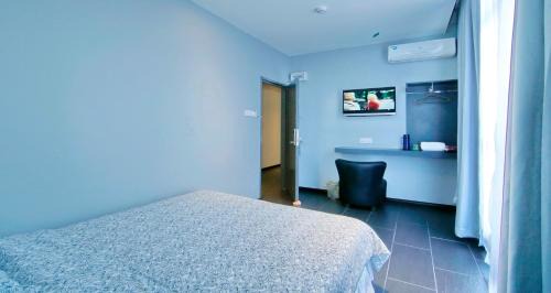 Standard Queen Room with Shared Bathroom