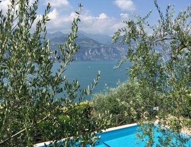 Apartment with Lake View