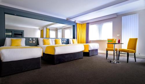 Family Room (2 Adults + 2 Children)