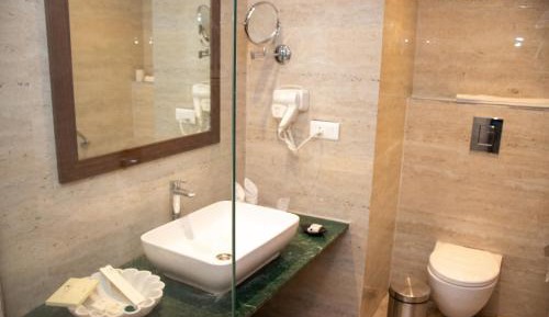 Pool Side Patang Cottage with open to Sky Hot Tub and Separate Sitting Area