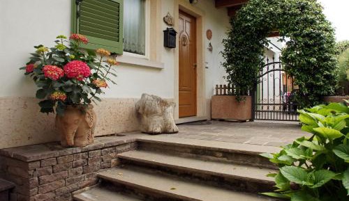 Apartment with Garden View