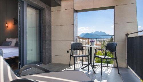 Studio with Terrace (MEDIUM TERRACE)