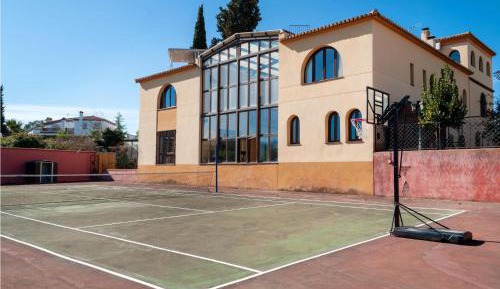 Nine-Bedroom Holiday Home