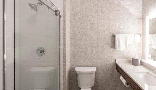 Standard Queen Room with Two Queen Beds and Mobility Accessible Tub