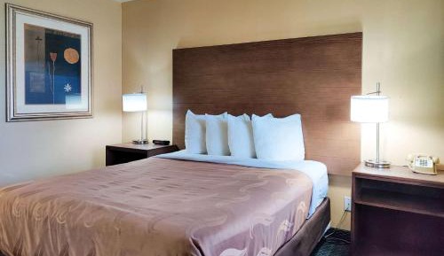 Standard Queen Room - Non-Smoking