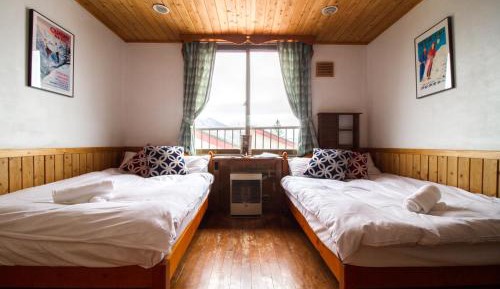 Standard Twin Room with Mountain View