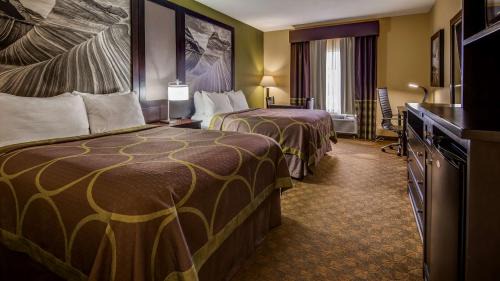 Queen Room with Two Queen Beds and Walk-In Shower - Mobility Accessible