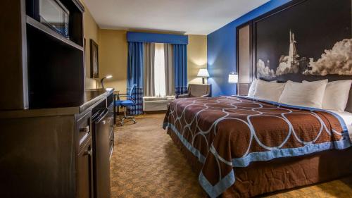 King Room with Walk-In Shower - Mobility Accessible