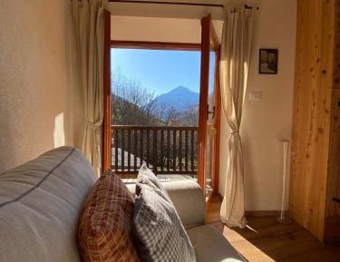 Apartment with Mountain View