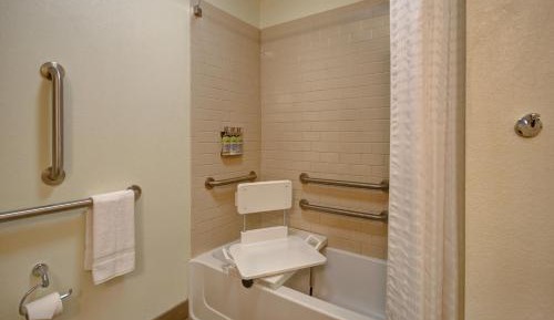 Studio Suite with Two Queen Beds and Communications Accessible Tub