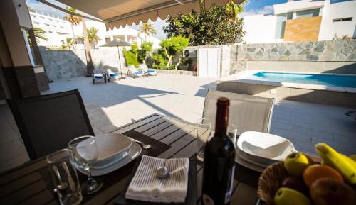 Apartment with Pool View 