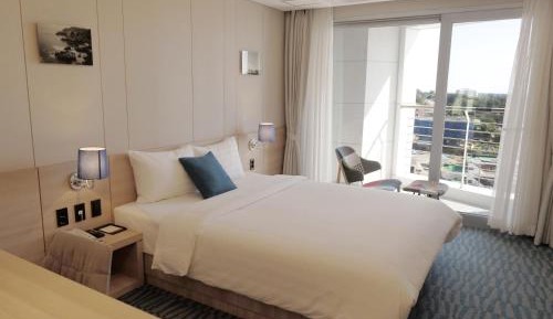Deluxe Double Room with Partial Sea View