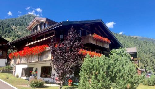 Apartment with Mountain View
