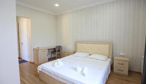 Deluxe Room (2 Adults + 1 Child)