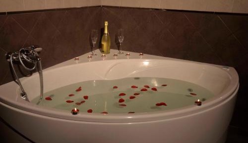 Two-Bedroom Apartment with Spa Bath