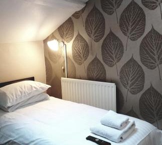 Single Room with Private Bathroom (1st Floor)