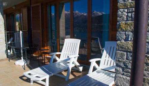 Three-Bedroom Apartment with Lake View