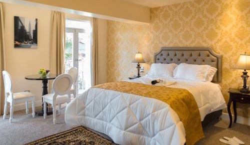 Queen Suite with Spa Bath