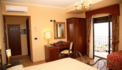 Double or Twin Room with Sea View