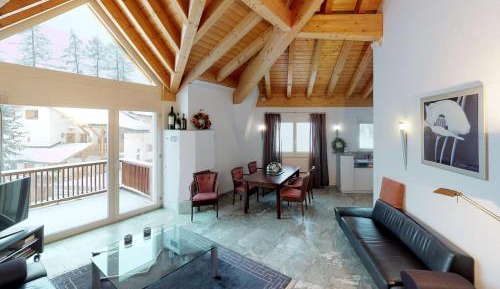 Apartment with Mountain View