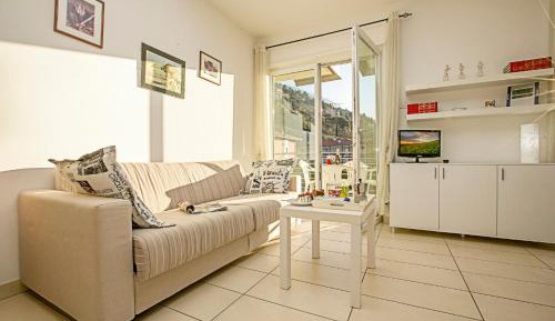 Apartment with Mountain View