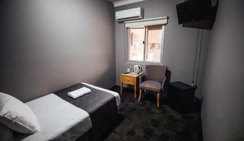 Budget Single Room with Shared Bathroom