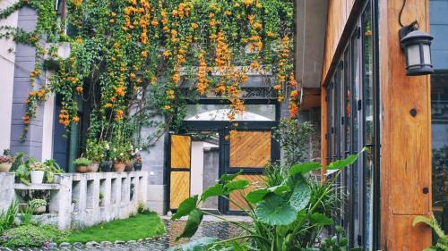 Garden View Queen Room 