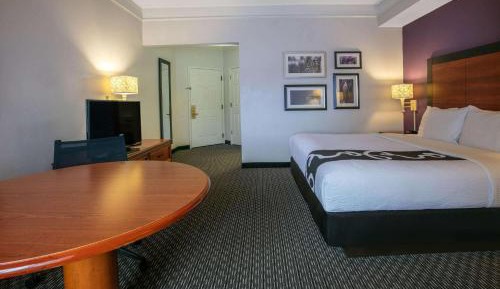 Deluxe King Room with Mobility Access and Bathtub with Grab Bars - Non-Smoking