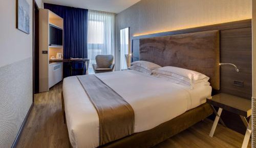 Superior Queen Room with Balcony