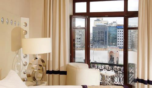 Superior Double or Twin Room with Square View